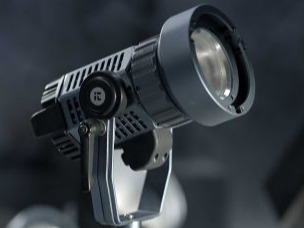 Luz Intellytech Light Cannon x-100 sobre un trípode